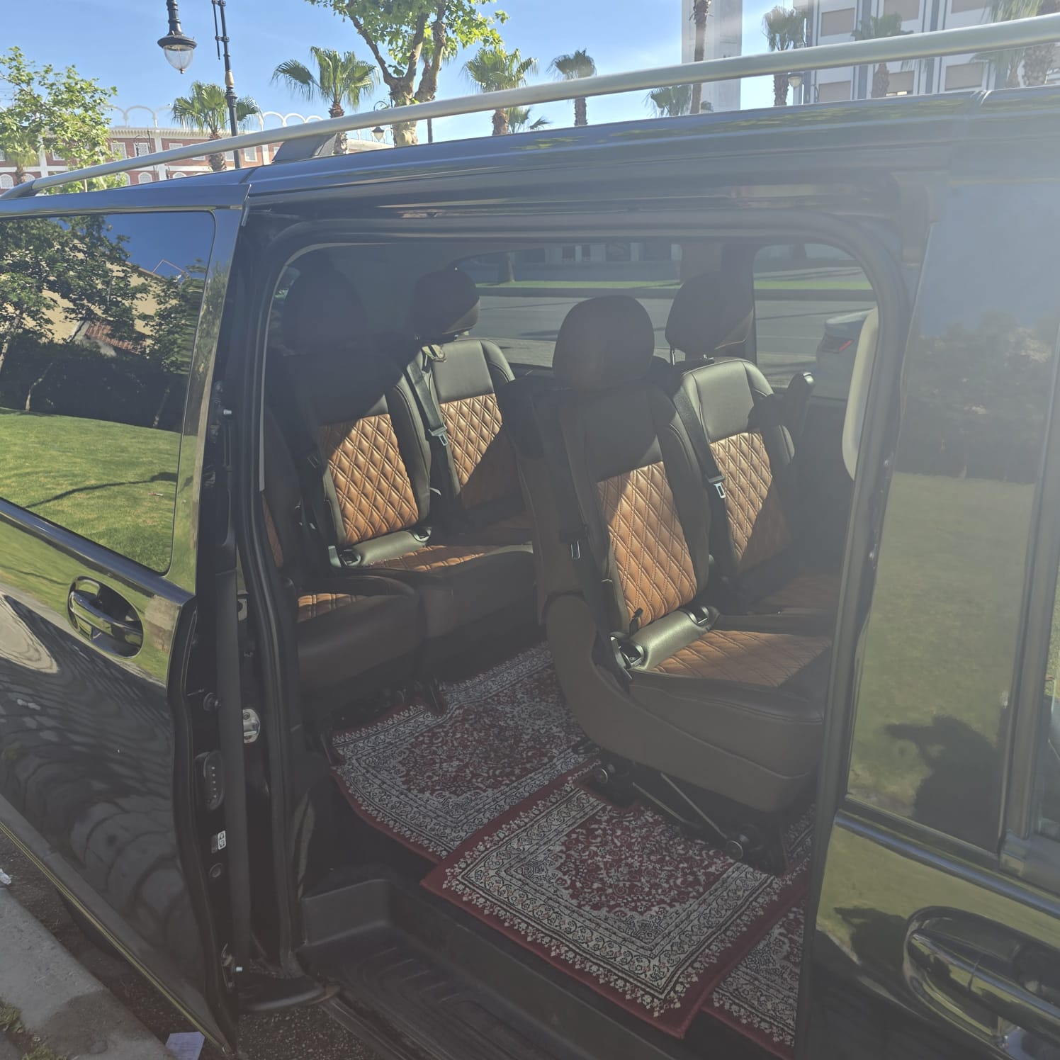 Passenger cabin of the V-Class seen through the open sliding door